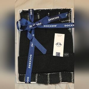 Dockers by Levis Men's Black & Stripe Scarf & Beanie Winter Cap Hat Gift Set Box